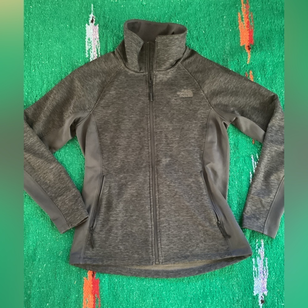 The NorthFace full zip jacket- Heather Gray-SZ M
Pit to pit 18”
Length 25”